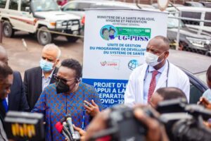 Conduite par Mme Francisca Ayo Manager de la santé, nutrition et population à la Banque Mondiale cette délégation a été reçu ce mercredi 17 Novembre à la Clinique Ngaliema à la disposition de laquelle la Banque Mondiale a mis des matériels et équipement de lutte contre la covid 19. Il était question d'evaluer le niveau opérationnel des équipes médicales pendant cette période pandémique aussi la méthode d'usage des ces matériels octroyées à cette formation médicale pour faire face au flux des patients atteints de la covid. Mme Francisca Ayo s'est dite satisfaite pour le travail qu'abattent les équipes médicales de la clinique Ngaliema pour freiner la progression de la maladie. La RDC étant l'un des pays Africains où le taux de vaccination contre la covid 19 demeure faible , la Banque Mondiale se dit disposée à mettre tout en œuvre pour mobiliser le plus grand nombre des congolais autour du vaccin qui représente jusque là le seul rempart contre la pandémie à coronavirus à travers le monde. Pour sa part le médecin directeur de la Clinique Ngaliema le Dr Roger Kongo Minga a remercié vivement la Banque Mondiale pour son soutien grâce au projet d'urgence COVID-19 qui a doté à la Clinique des plusieurs matériels médicaux pour non seulement lutter contre le COVID-19 mais aussi soulager les patients qui sont en détresse respiratoire.