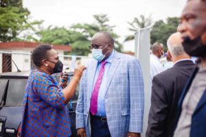 Conduite par Mme Francisca Ayo Manager de la santé, nutrition et population à la Banque Mondiale cette délégation a été reçu ce mercredi 17 Novembre à la Clinique Ngaliema à la disposition de laquelle la Banque Mondiale a mis des matériels et équipement de lutte contre la covid 19. Il était question d'evaluer le niveau opérationnel des équipes médicales pendant cette période pandémique aussi la méthode d'usage des ces matériels octroyées à cette formation médicale pour faire face au flux des patients atteints de la covid. Mme Francisca Ayo s'est dite satisfaite pour le travail qu'abattent les équipes médicales de la clinique Ngaliema pour freiner la progression de la maladie. La RDC étant l'un des pays Africains où le taux de vaccination contre la covid 19 demeure faible , la Banque Mondiale se dit disposée à mettre tout en œuvre pour mobiliser le plus grand nombre des congolais autour du vaccin qui représente jusque là le seul rempart contre la pandémie à coronavirus à travers le monde. Pour sa part le médecin directeur de la Clinique Ngaliema le Dr Roger Kongo Minga a remercié vivement la Banque Mondiale pour son soutien grâce au projet d'urgence COVID-19 qui a doté à la Clinique des plusieurs matériels médicaux pour non seulement lutter contre le COVID-19 mais aussi soulager les patients qui sont en détresse respiratoire.