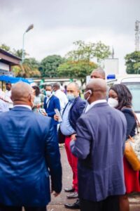 Conduite par Mme Francisca Ayo Manager de la santé, nutrition et population à la Banque Mondiale cette délégation a été reçu ce mercredi 17 Novembre à la Clinique Ngaliema à la disposition de laquelle la Banque Mondiale a mis des matériels et équipement de lutte contre la covid 19. Il était question d'evaluer le niveau opérationnel des équipes médicales pendant cette période pandémique aussi la méthode d'usage des ces matériels octroyées à cette formation médicale pour faire face au flux des patients atteints de la covid. Mme Francisca Ayo s'est dite satisfaite pour le travail qu'abattent les équipes médicales de la clinique Ngaliema pour freiner la progression de la maladie. La RDC étant l'un des pays Africains où le taux de vaccination contre la covid 19 demeure faible , la Banque Mondiale se dit disposée à mettre tout en œuvre pour mobiliser le plus grand nombre des congolais autour du vaccin qui représente jusque là le seul rempart contre la pandémie à coronavirus à travers le monde. Pour sa part le médecin directeur de la Clinique Ngaliema le Dr Roger Kongo Minga a remercié vivement la Banque Mondiale pour son soutien grâce au projet d'urgence COVID-19 qui a doté à la Clinique des plusieurs matériels médicaux pour non seulement lutter contre le COVID-19 mais aussi soulager les patients qui sont en détresse respiratoire.