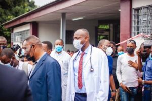 Conduite par Mme Francisca Ayo Manager de la santé, nutrition et population à la Banque Mondiale cette délégation a été reçu ce mercredi 17 Novembre à la Clinique Ngaliema à la disposition de laquelle la Banque Mondiale a mis des matériels et équipement de lutte contre la covid 19. Il était question d'evaluer le niveau opérationnel des équipes médicales pendant cette période pandémique aussi la méthode d'usage des ces matériels octroyées à cette formation médicale pour faire face au flux des patients atteints de la covid. Mme Francisca Ayo s'est dite satisfaite pour le travail qu'abattent les équipes médicales de la clinique Ngaliema pour freiner la progression de la maladie. La RDC étant l'un des pays Africains où le taux de vaccination contre la covid 19 demeure faible , la Banque Mondiale se dit disposée à mettre tout en œuvre pour mobiliser le plus grand nombre des congolais autour du vaccin qui représente jusque là le seul rempart contre la pandémie à coronavirus à travers le monde. Pour sa part le médecin directeur de la Clinique Ngaliema le Dr Roger Kongo Minga a remercié vivement la Banque Mondiale pour son soutien grâce au projet d'urgence COVID-19 qui a doté à la Clinique des plusieurs matériels médicaux pour non seulement lutter contre le COVID-19 mais aussi soulager les patients qui sont en détresse respiratoire.