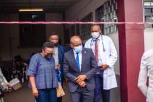 Conduite par Mme Francisca Ayo Manager de la santé, nutrition et population à la Banque Mondiale cette délégation a été reçu ce mercredi 17 Novembre à la Clinique Ngaliema à la disposition de laquelle la Banque Mondiale a mis des matériels et équipement de lutte contre la covid 19. Il était question d'evaluer le niveau opérationnel des équipes médicales pendant cette période pandémique aussi la méthode d'usage des ces matériels octroyées à cette formation médicale pour faire face au flux des patients atteints de la covid. Mme Francisca Ayo s'est dite satisfaite pour le travail qu'abattent les équipes médicales de la clinique Ngaliema pour freiner la progression de la maladie. La RDC étant l'un des pays Africains où le taux de vaccination contre la covid 19 demeure faible , la Banque Mondiale se dit disposée à mettre tout en œuvre pour mobiliser le plus grand nombre des congolais autour du vaccin qui représente jusque là le seul rempart contre la pandémie à coronavirus à travers le monde. Pour sa part le médecin directeur de la Clinique Ngaliema le Dr Roger Kongo Minga a remercié vivement la Banque Mondiale pour son soutien grâce au projet d'urgence COVID-19 qui a doté à la Clinique des plusieurs matériels médicaux pour non seulement lutter contre le COVID-19 mais aussi soulager les patients qui sont en détresse respiratoire.