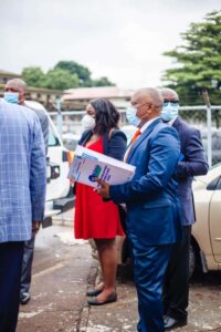 Conduite par Mme Francisca Ayo Manager de la santé, nutrition et population à la Banque Mondiale cette délégation a été reçu ce mercredi 17 Novembre à la Clinique Ngaliema à la disposition de laquelle la Banque Mondiale a mis des matériels et équipement de lutte contre la covid 19. Il était question d'evaluer le niveau opérationnel des équipes médicales pendant cette période pandémique aussi la méthode d'usage des ces matériels octroyées à cette formation médicale pour faire face au flux des patients atteints de la covid. Mme Francisca Ayo s'est dite satisfaite pour le travail qu'abattent les équipes médicales de la clinique Ngaliema pour freiner la progression de la maladie. La RDC étant l'un des pays Africains où le taux de vaccination contre la covid 19 demeure faible , la Banque Mondiale se dit disposée à mettre tout en œuvre pour mobiliser le plus grand nombre des congolais autour du vaccin qui représente jusque là le seul rempart contre la pandémie à coronavirus à travers le monde. Pour sa part le médecin directeur de la Clinique Ngaliema le Dr Roger Kongo Minga a remercié vivement la Banque Mondiale pour son soutien grâce au projet d'urgence COVID-19 qui a doté à la Clinique des plusieurs matériels médicaux pour non seulement lutter contre le COVID-19 mais aussi soulager les patients qui sont en détresse respiratoire.