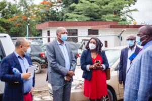 Conduite par Mme Francisca Ayo Manager de la santé, nutrition et population à la Banque Mondiale cette délégation a été reçu ce mercredi 17 Novembre à la Clinique Ngaliema à la disposition de laquelle la Banque Mondiale a mis des matériels et équipement de lutte contre la covid 19. Il était question d'evaluer le niveau opérationnel des équipes médicales pendant cette période pandémique aussi la méthode d'usage des ces matériels octroyées à cette formation médicale pour faire face au flux des patients atteints de la covid. Mme Francisca Ayo s'est dite satisfaite pour le travail qu'abattent les équipes médicales de la clinique Ngaliema pour freiner la progression de la maladie. La RDC étant l'un des pays Africains où le taux de vaccination contre la covid 19 demeure faible , la Banque Mondiale se dit disposée à mettre tout en œuvre pour mobiliser le plus grand nombre des congolais autour du vaccin qui représente jusque là le seul rempart contre la pandémie à coronavirus à travers le monde. Pour sa part le médecin directeur de la Clinique Ngaliema le Dr Roger Kongo Minga a remercié vivement la Banque Mondiale pour son soutien grâce au projet d'urgence COVID-19 qui a doté à la Clinique des plusieurs matériels médicaux pour non seulement lutter contre le COVID-19 mais aussi soulager les patients qui sont en détresse respiratoire.