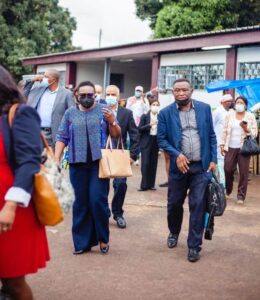 Conduite par Mme Francisca Ayo Manager de la santé, nutrition et population à la Banque Mondiale cette délégation a été reçu ce mercredi 17 Novembre à la Clinique Ngaliema à la disposition de laquelle la Banque Mondiale a mis des matériels et équipement de lutte contre la covid 19. Il était question d'evaluer le niveau opérationnel des équipes médicales pendant cette période pandémique aussi la méthode d'usage des ces matériels octroyées à cette formation médicale pour faire face au flux des patients atteints de la covid. Mme Francisca Ayo s'est dite satisfaite pour le travail qu'abattent les équipes médicales de la clinique Ngaliema pour freiner la progression de la maladie. La RDC étant l'un des pays Africains où le taux de vaccination contre la covid 19 demeure faible , la Banque Mondiale se dit disposée à mettre tout en œuvre pour mobiliser le plus grand nombre des congolais autour du vaccin qui représente jusque là le seul rempart contre la pandémie à coronavirus à travers le monde. Pour sa part le médecin directeur de la Clinique Ngaliema le Dr Roger Kongo Minga a remercié vivement la Banque Mondiale pour son soutien grâce au projet d'urgence COVID-19 qui a doté à la Clinique des plusieurs matériels médicaux pour non seulement lutter contre le COVID-19 mais aussi soulager les patients qui sont en détresse respiratoire.