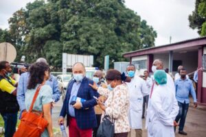 Conduite par Mme Francisca Ayo Manager de la santé, nutrition et population à la Banque Mondiale cette délégation a été reçu ce mercredi 17 Novembre à la Clinique Ngaliema à la disposition de laquelle la Banque Mondiale a mis des matériels et équipement de lutte contre la covid 19. Il était question d'evaluer le niveau opérationnel des équipes médicales pendant cette période pandémique aussi la méthode d'usage des ces matériels octroyées à cette formation médicale pour faire face au flux des patients atteints de la covid. Mme Francisca Ayo s'est dite satisfaite pour le travail qu'abattent les équipes médicales de la clinique Ngaliema pour freiner la progression de la maladie. La RDC étant l'un des pays Africains où le taux de vaccination contre la covid 19 demeure faible , la Banque Mondiale se dit disposée à mettre tout en œuvre pour mobiliser le plus grand nombre des congolais autour du vaccin qui représente jusque là le seul rempart contre la pandémie à coronavirus à travers le monde. Pour sa part le médecin directeur de la Clinique Ngaliema le Dr Roger Kongo Minga a remercié vivement la Banque Mondiale pour son soutien grâce au projet d'urgence COVID-19 qui a doté à la Clinique des plusieurs matériels médicaux pour non seulement lutter contre le COVID-19 mais aussi soulager les patients qui sont en détresse respiratoire.
