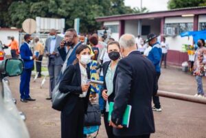 Conduite par Mme Francisca Ayo Manager de la santé, nutrition et population à la Banque Mondiale cette délégation a été reçu ce mercredi 17 Novembre à la Clinique Ngaliema à la disposition de laquelle la Banque Mondiale a mis des matériels et équipement de lutte contre la covid 19. Il était question d'evaluer le niveau opérationnel des équipes médicales pendant cette période pandémique aussi la méthode d'usage des ces matériels octroyées à cette formation médicale pour faire face au flux des patients atteints de la covid. Mme Francisca Ayo s'est dite satisfaite pour le travail qu'abattent les équipes médicales de la clinique Ngaliema pour freiner la progression de la maladie. La RDC étant l'un des pays Africains où le taux de vaccination contre la covid 19 demeure faible , la Banque Mondiale se dit disposée à mettre tout en œuvre pour mobiliser le plus grand nombre des congolais autour du vaccin qui représente jusque là le seul rempart contre la pandémie à coronavirus à travers le monde. Pour sa part le médecin directeur de la Clinique Ngaliema le Dr Roger Kongo Minga a remercié vivement la Banque Mondiale pour son soutien grâce au projet d'urgence COVID-19 qui a doté à la Clinique des plusieurs matériels médicaux pour non seulement lutter contre le COVID-19 mais aussi soulager les patients qui sont en détresse respiratoire.