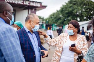 Conduite par Mme Francisca Ayo Manager de la santé, nutrition et population à la Banque Mondiale cette délégation a été reçu ce mercredi 17 Novembre à la Clinique Ngaliema à la disposition de laquelle la Banque Mondiale a mis des matériels et équipement de lutte contre la covid 19. Il était question d'evaluer le niveau opérationnel des équipes médicales pendant cette période pandémique aussi la méthode d'usage des ces matériels octroyées à cette formation médicale pour faire face au flux des patients atteints de la covid. Mme Francisca Ayo s'est dite satisfaite pour le travail qu'abattent les équipes médicales de la clinique Ngaliema pour freiner la progression de la maladie. La RDC étant l'un des pays Africains où le taux de vaccination contre la covid 19 demeure faible , la Banque Mondiale se dit disposée à mettre tout en œuvre pour mobiliser le plus grand nombre des congolais autour du vaccin qui représente jusque là le seul rempart contre la pandémie à coronavirus à travers le monde. Pour sa part le médecin directeur de la Clinique Ngaliema le Dr Roger Kongo Minga a remercié vivement la Banque Mondiale pour son soutien grâce au projet d'urgence COVID-19 qui a doté à la Clinique des plusieurs matériels médicaux pour non seulement lutter contre le COVID-19 mais aussi soulager les patients qui sont en détresse respiratoire.