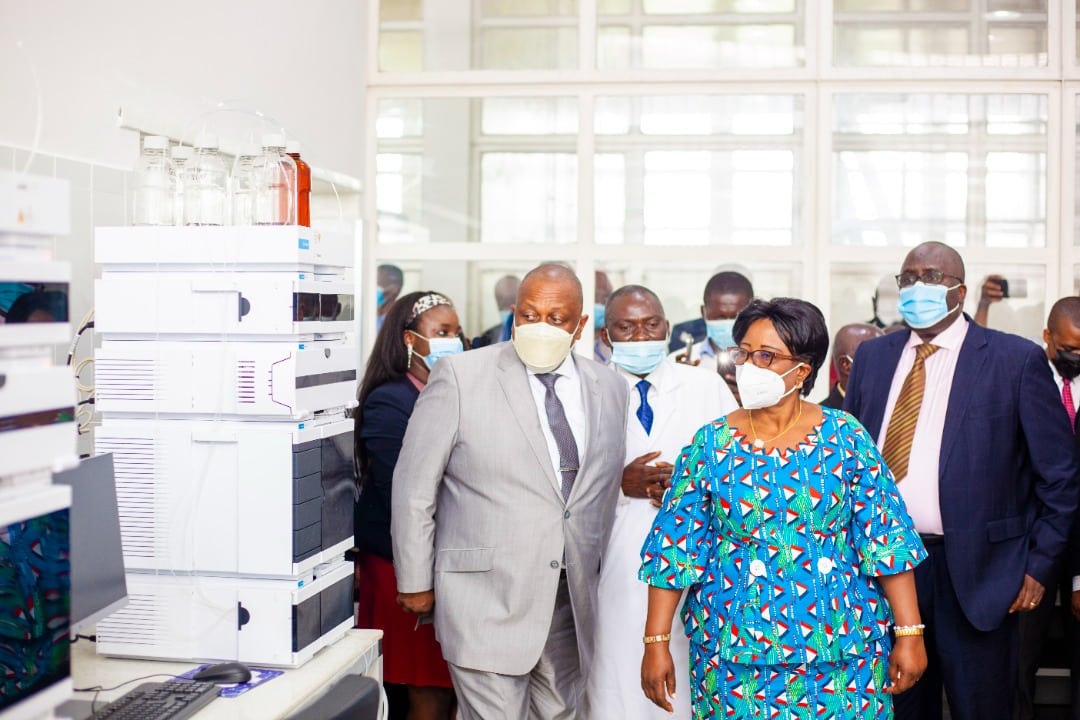 REDISSE IV – LAPHAKI : Réhabilité et équipé grâce à l’appui du gouvernement et de la Banque Mondiale, le Laboratoire physico chimique du Laboratoire National de Contrôle Qualité des médicaments inauguré par le ministre de la santé J.J MBUNGANI.