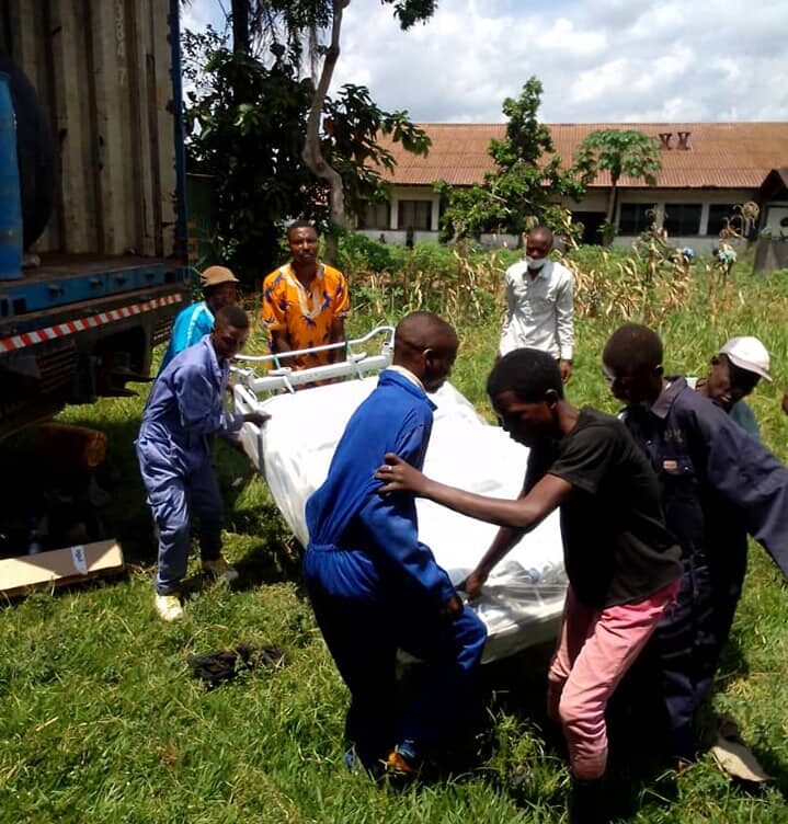KASAÏ CENTRAL (KANANGA) : Livraison d’équipements, lits et masques à l’Hôpital Général de Référence de TSHIKAJI dans la province du Kasaï Central dans le cadre d’appui aux centres de traitement Covid-19.
