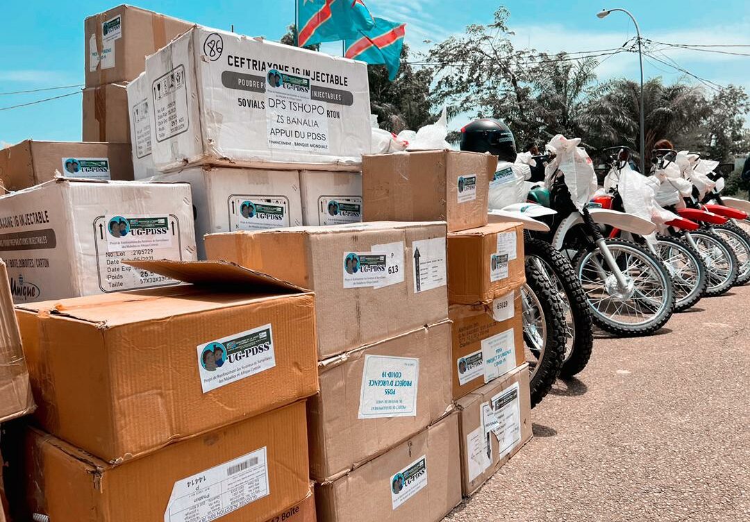 L’Unité de Gestion du Programme de Développement du Système de Santé, à travers son projet REDISSE IV, dote la province de la Tshopo, de plusieurs tonnes de médicaments, des équipements médicaux, appareils radiophoniques et des matériels roulants notamment des motos et hors-bord afin de lutter contre l’épidémie de méningite dans la zone de santé de Banalia mais aussi contre la pandémie Covid-19.