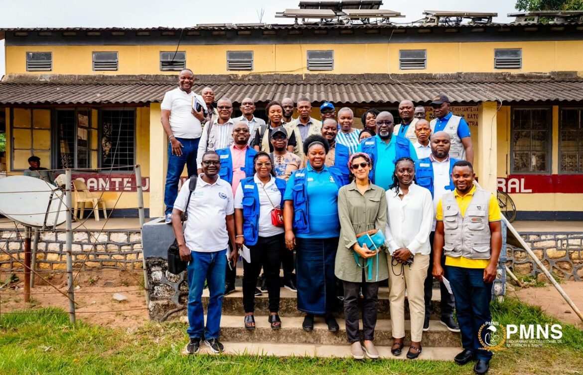 PMNS – KASAI CENTRAL : La délégation conjointe de la Banque Mondiale et de l’UG-PDSS a effectué une descente sur le terrain après des échanges avec le Gouverneur de la Province, afin d’évaluer les interventions mises en œuvre dans le secteur de la santé dans cette province.